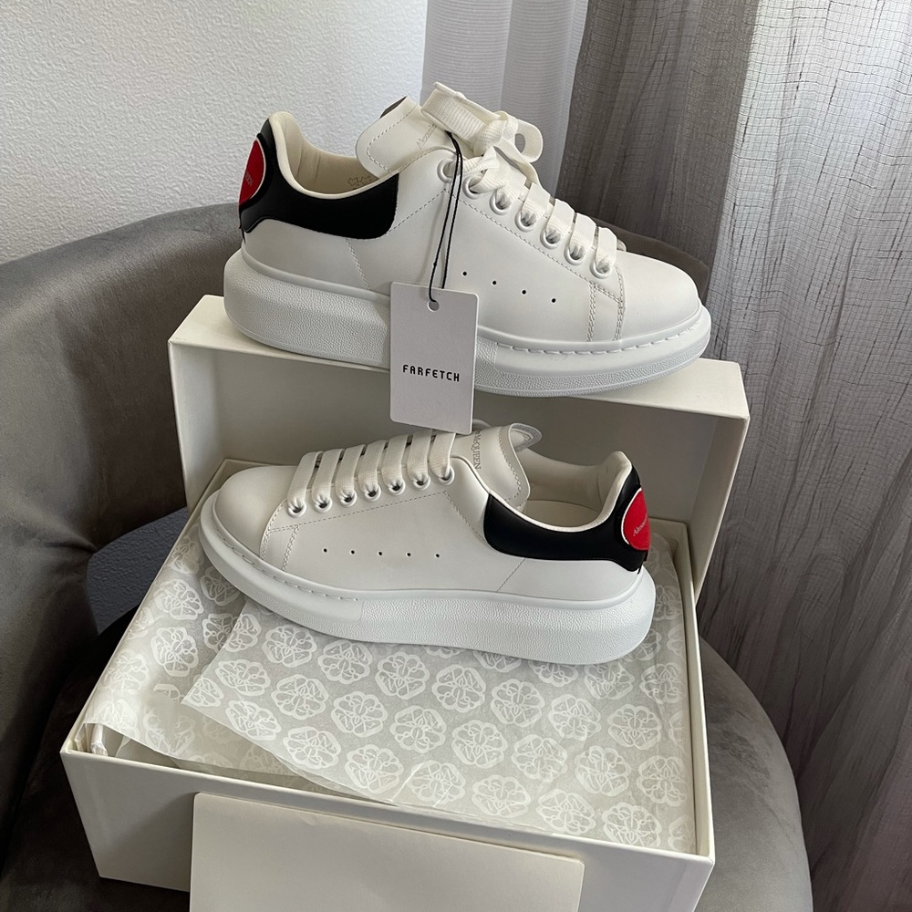 Alexander McQueen | Oversized Heart Patch Color | Red/White | Size: 8